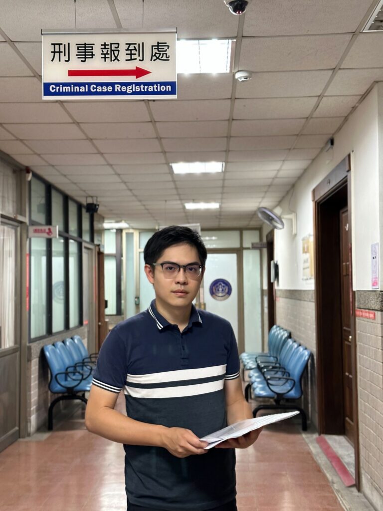 張奕晨律師於法院刑事報到處